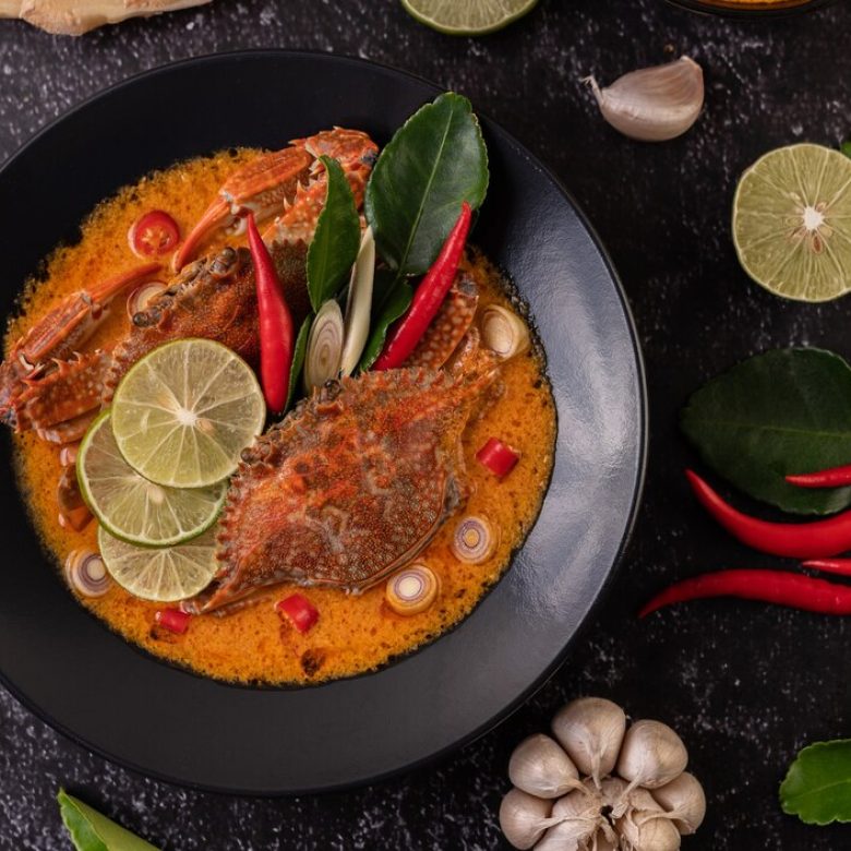 tom-yum-crab-with-lemon-chili-tomato-garlic-lemongrass-kaffir-lime-leaves-plate_1150-25813